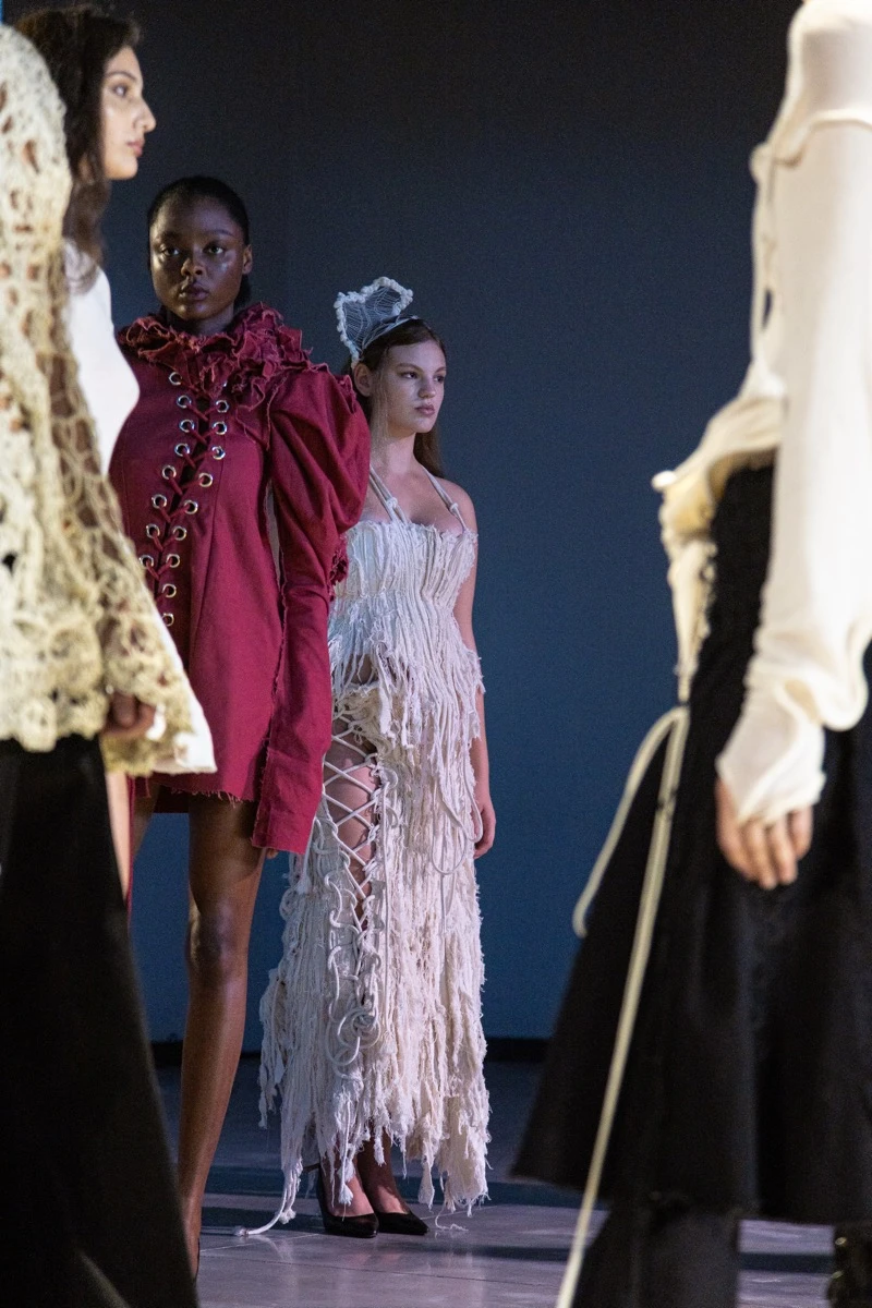 BAFWEEK otoño invierno 2026: Velasco celebró sus 15 años con una performance que rinde culto a la herencia guaraní