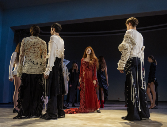 BAFWEEK otoño invierno 2026: Velasco celebró sus 15 años con una performance que rinde culto a la herencia guaraní