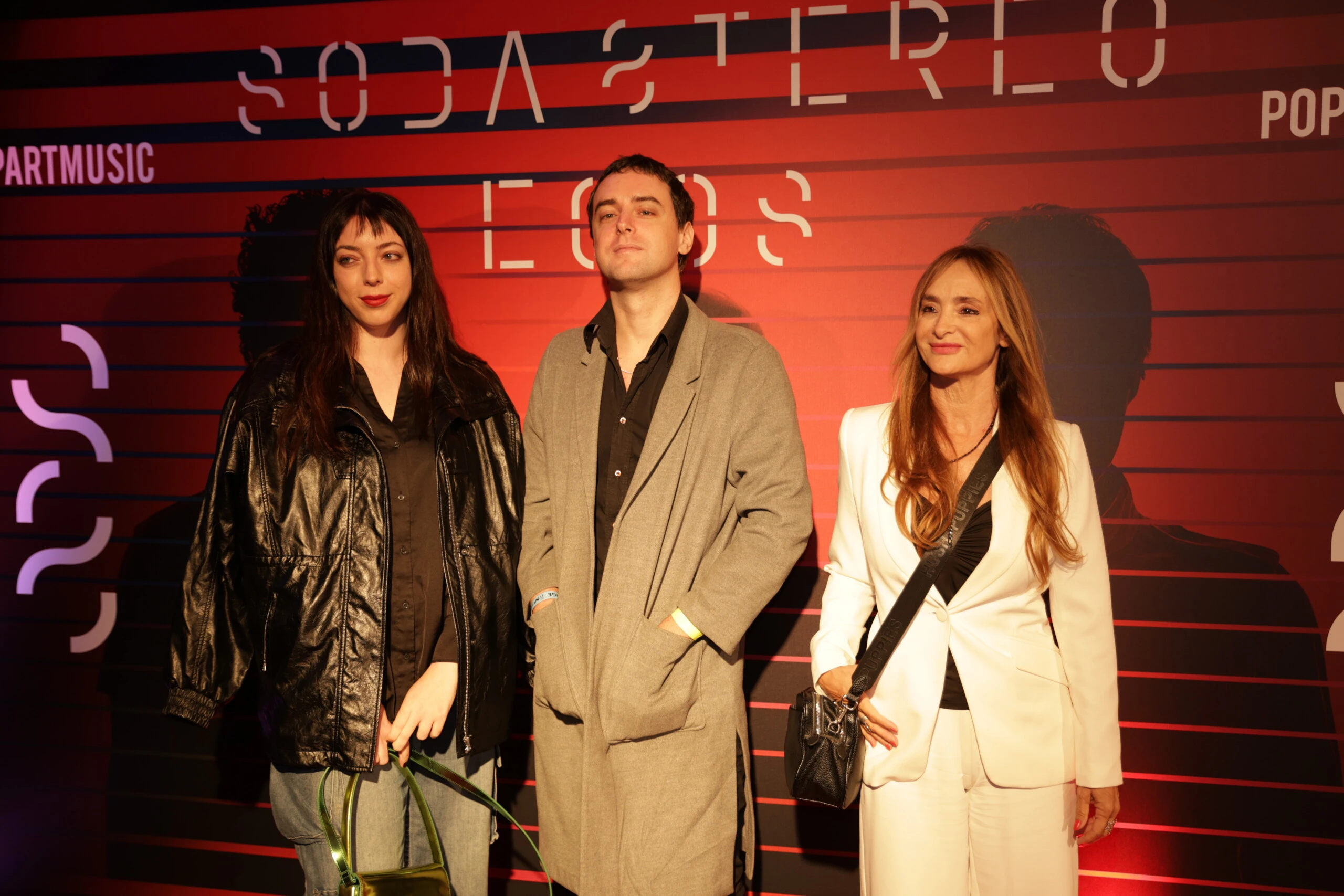 Benito, Lisa y Laura Cerati en la red carpet del Movistar Arena. Foto RS Fotos