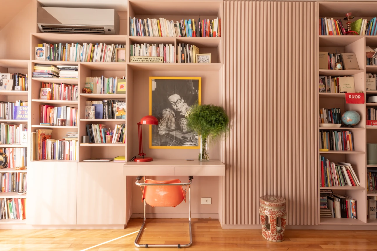 Una biblioteca flexible evita el desorden automático que aparece en épocas de estudio intenso.