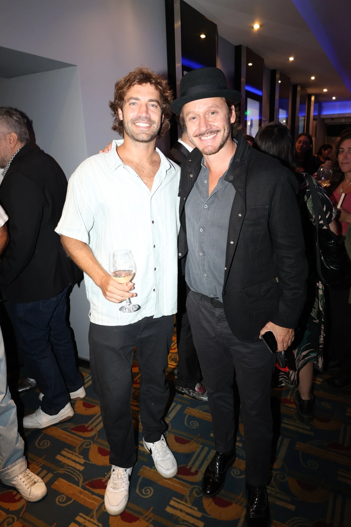 Benja Alfonso y Benjamín Vicuña brindan por la llegada a los cines de Solo Fanáticos
