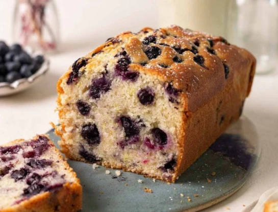 Budín de polenta y arándanos: una receta fácil y húmeda