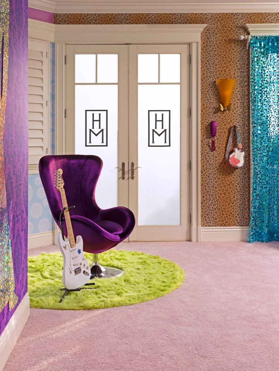 Un spot temático musical en la casa de Hannah Montana. 