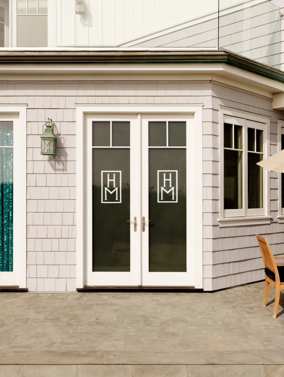 la casa de playa de Malibú del personaje y acceder, por primera vez, a su legendario armario.  