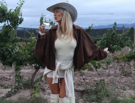 Las fotos de las vacaciones de Cande Ruggeri en Mendoza: viaje con amigas, looks trendy y recorridos turísticos