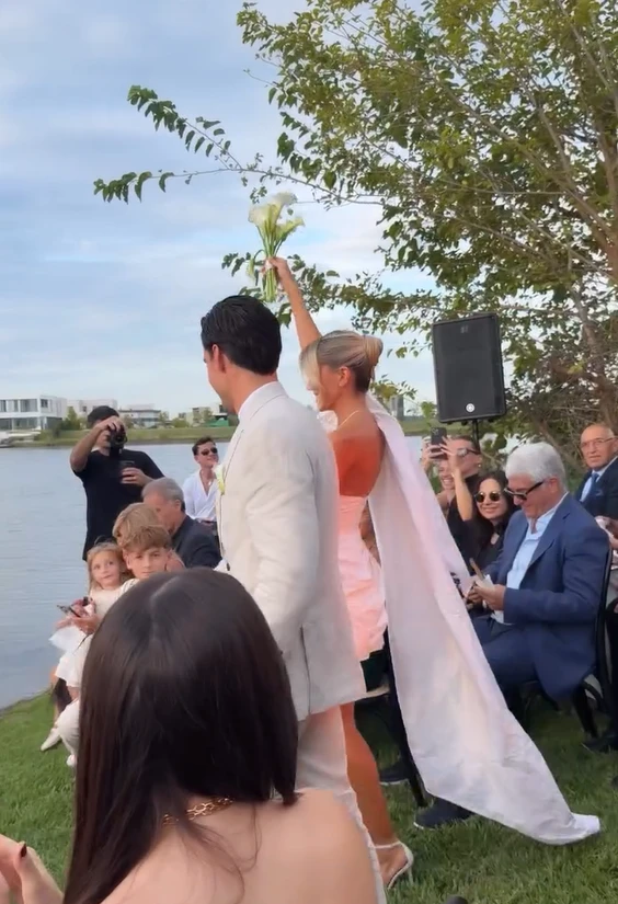 El momento culminante llegó cuando Cande hizo su entrada al ritmo de “Perfect”, la reconocida balada romántica de Ed Sheeran.