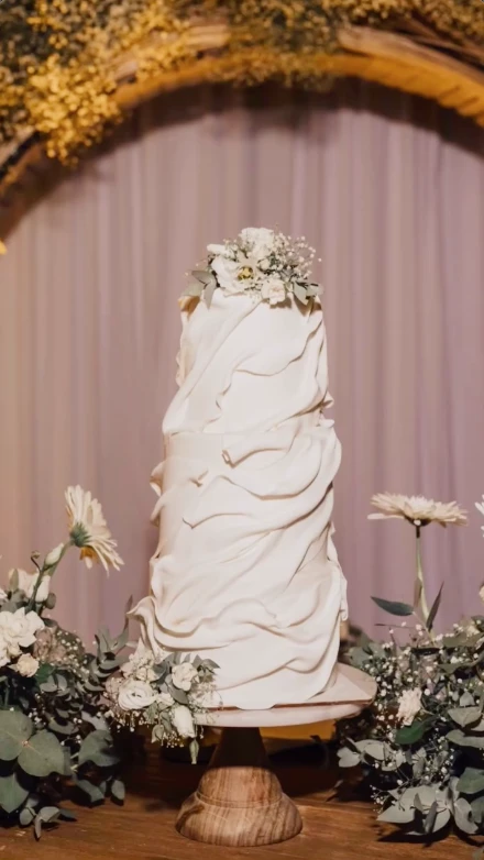 Así se hizo la torta de bodas de Emily Lucius, con deco y rellenos que son tendencia
