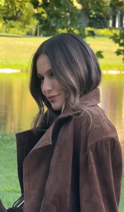 Pampita vestida de total brown.