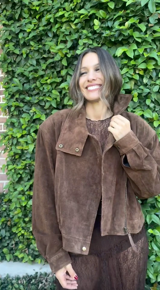 Pampita vestida de total brown.