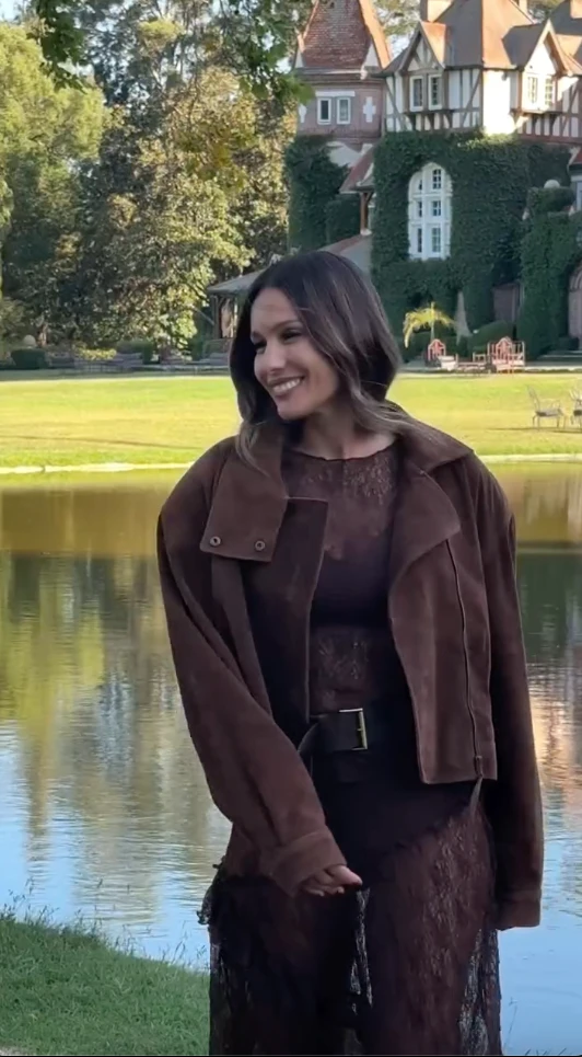 Pampita vestida de total brown.