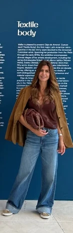 El truco de Juliana Awada con el jean: así lo lleva cuando le queda largo