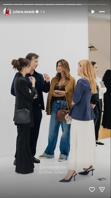 El truco de Juliana Awada con el jean: así lo lleva cuando le queda largo