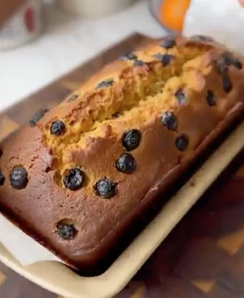 Budín de polenta y arándanos: una receta fácil y húmeda
