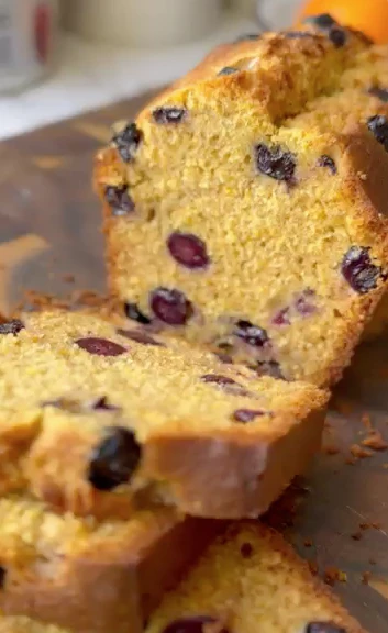 Budín de polenta y arándanos: una receta fácil y húmeda