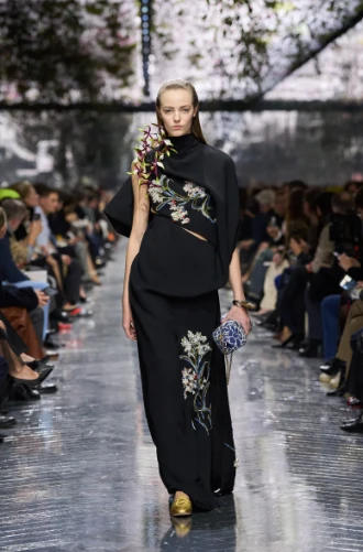 El vestido que llevó Rose Byrne en la pasarela