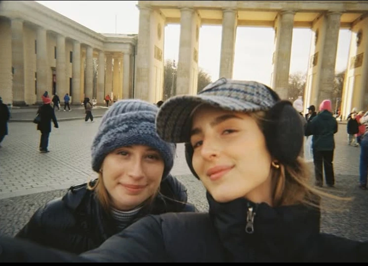 Julia junto a una amiga paseando por Euroopa.