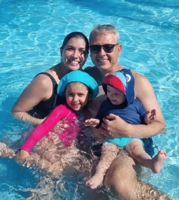 Con su mujer, Pedro y su primera hija. Hoy tienen otra hija más. 