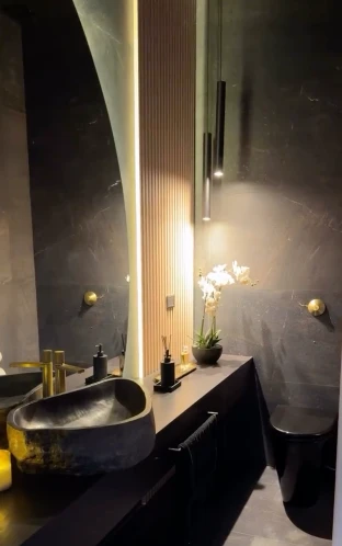 El baño posee una bacha y mesada en color oscuro. Foto: IG. 