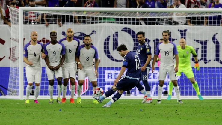 Lionel Messi, el capitán… nuestro capitán. Ese futbolista que los rivales ven invencible y que, sin embargo, siempre se mostró más humano que cualquiera. Nunca ocultó su malestar cuando las cosas no le salían. Y lejos de disimular la tristeza cuando lo que pasaba no era lo que esperaba, dejó ver lágrimas en sus ojos y hasta llantos desconsolados.

Pasó en la final de 2014 frente a Alemania en Brasil. Pasó en su despedida del Barcelona. Pasó también en aquella final de la Copa América en la que una lesión lo obligó a salir antes de tiempo, mientras Argentina, una vez más, gritaba “campeón”.

Porque, en el fondo, todo vuelve siempre a lo mismo. Él quería jugar a la pelota. Es lo que siempre dijo y lo que sigue diciendo: que ama jugar a la pelota.