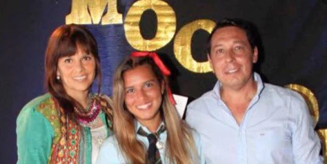Agostina con su mamá y su papá cuando terminó el colegio secundario