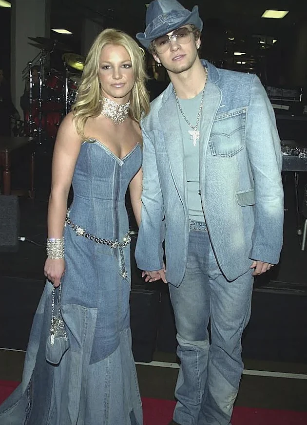Britney Spears y Justin Timberlake en los AMA's 2001, ambos con looks total denim.
