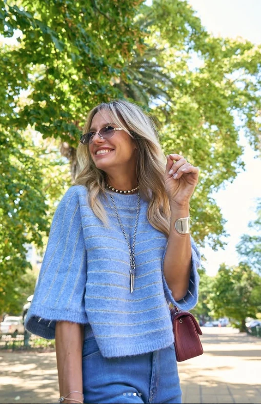 Mariana Fabbiani transforma su look monocromo con un tercer color.