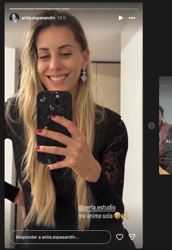 Anita Espasandín adoptó las medias de encaje para elevar su look. 