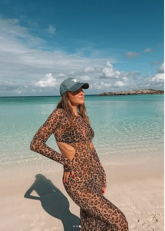 El look de Stephanie Demner en Miami que redefine cómo vestirse para la playa