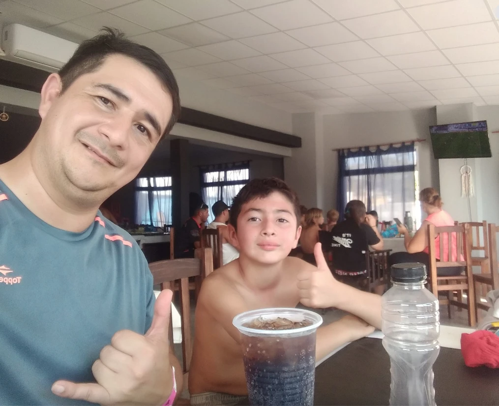 Ian junto a su papá Hugo Cabrera.