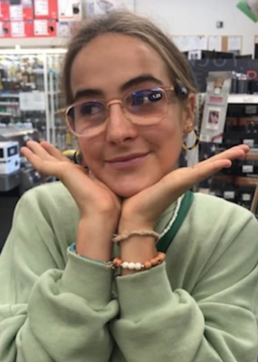 Ámbar probándose anteojos.