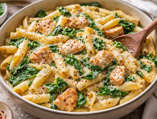 Cómo hacer una receta salvadora: arroz cremoso con pollo en 25 minutos (fácil y rendidor)