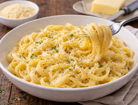 La receta fácil del día: fideos cremosos con manteca y queso listos en 15 minutos