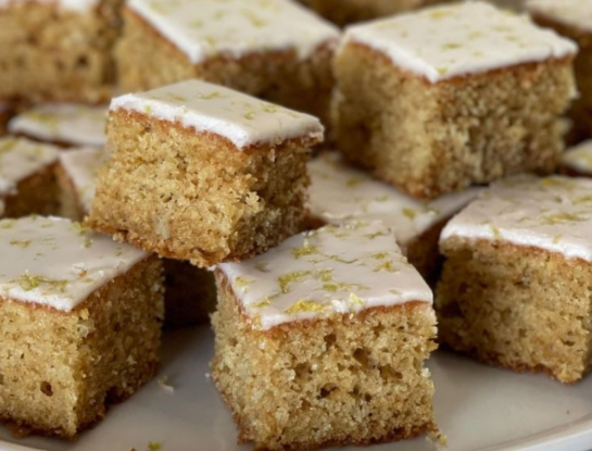 Cuadraditos de avena y limón: la receta saludable y exprés para resolver tus meriendas