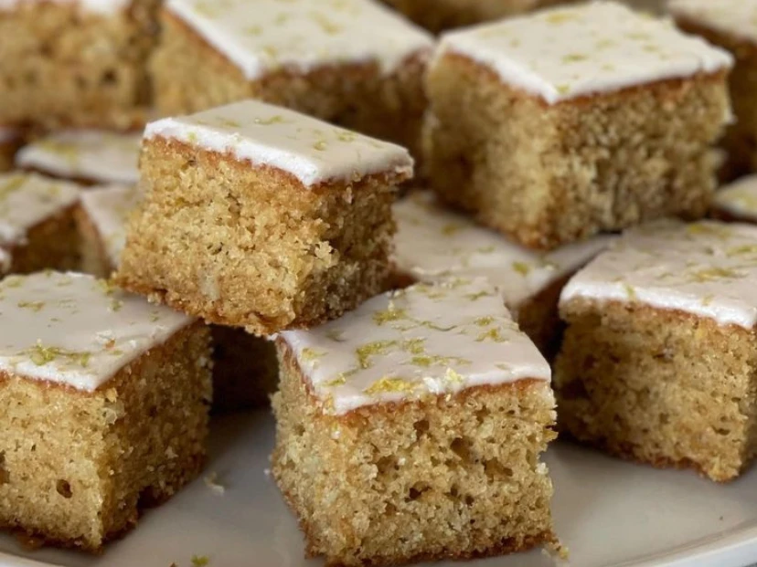 Cuadraditos de avena y limón: la receta saludable y exprés para resolver tus meriendas