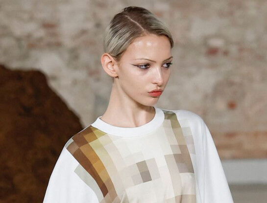 La modelo argentina Rosa Trosman brilló en el desfile de Moschino en Milán