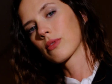 Delfi Chaves marca tendencia en el estreno de "Máxima" con un look de inspiración militar y romántica