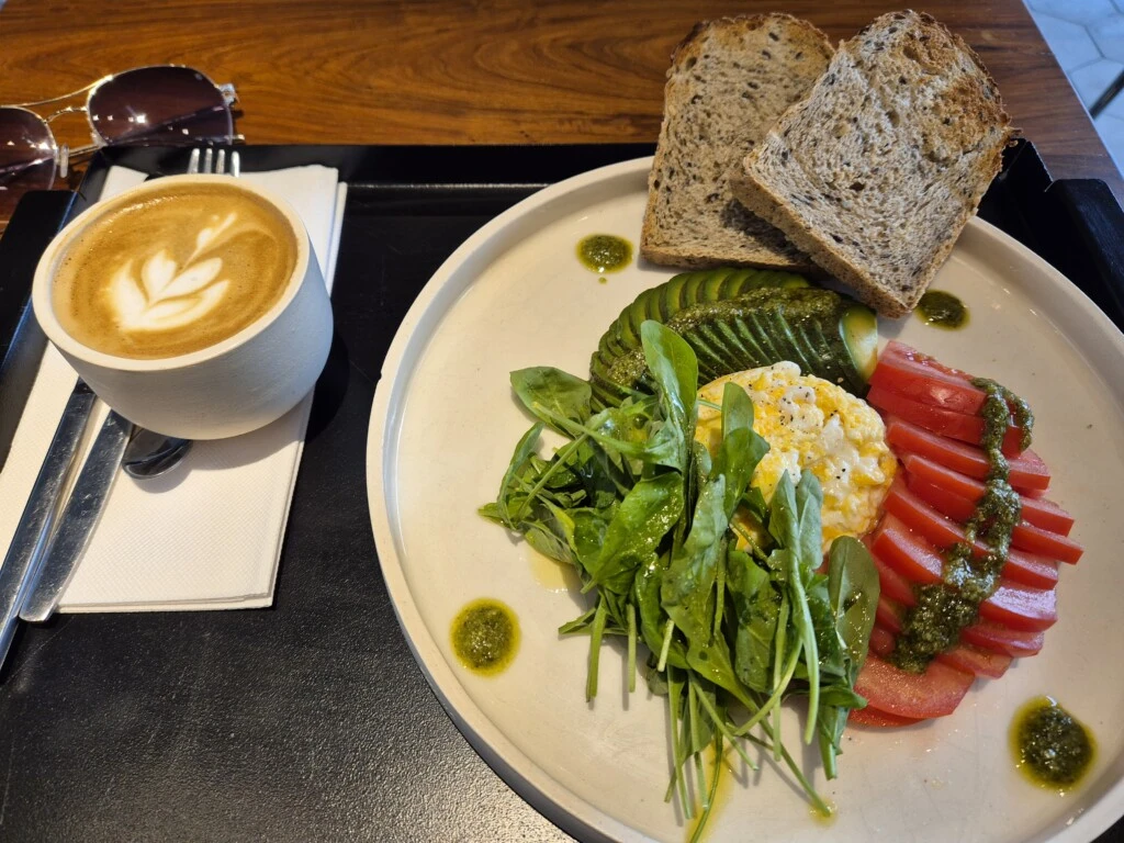 Desayuno proteico con huevos, vegetales y pan integral