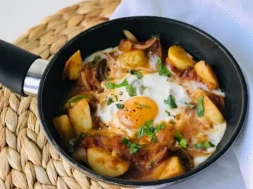 Revuelto de papa con huevo y cebolla: receta fácil y económica que siempre sale bien