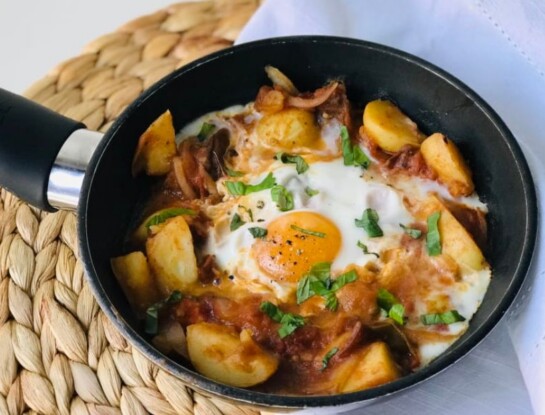 Revuelto de papa con huevo y cebolla: receta fácil y económica que siempre sale bien