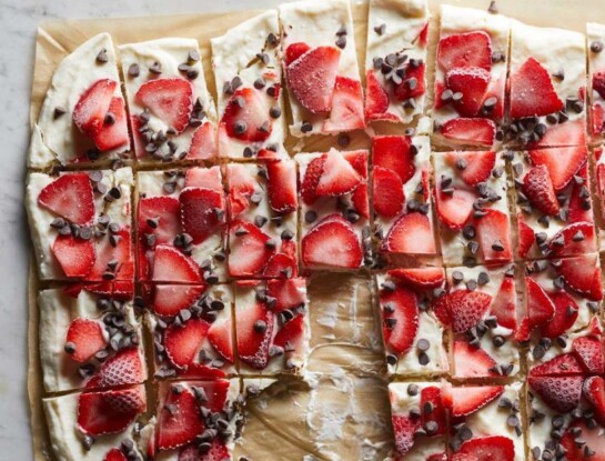 Postre casero: la receta del yogur frozen con frutas y chocolate