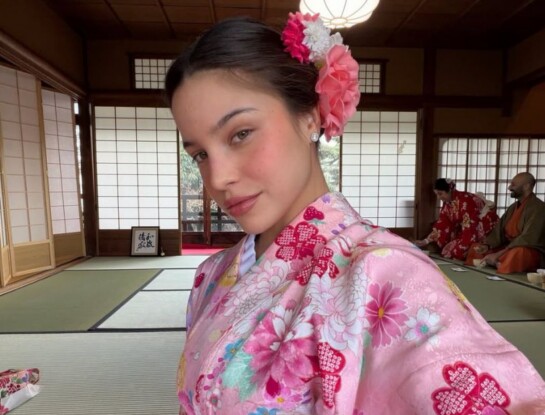 Emilia Mernes deslumbró con un kimono floral en Kyoto: el look japonés que marca tendencia