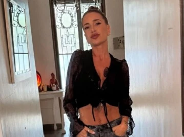 Flor Peña apostó al mix sexy y urbano con transparencias, crop top y denim oversize