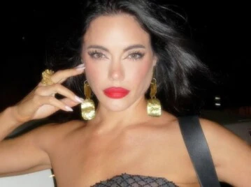 Emilia Attias impactó con un vestido transparente y botas en el avant premiere de su nueva película