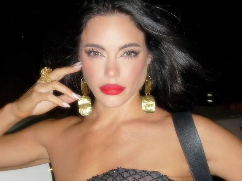 Emilia Attias impactó con un vestido transparente y botas en el avant premiere de su nueva película