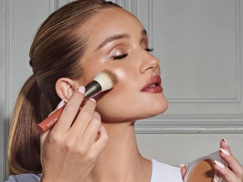 Base líquida o en polvo: cuál elegir según tu tipo de piel y el efecto que buscás