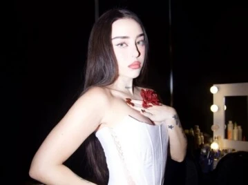 Corset, capa y plataformas: el look total white de Nicki Nicole en el show de Tan Biónica