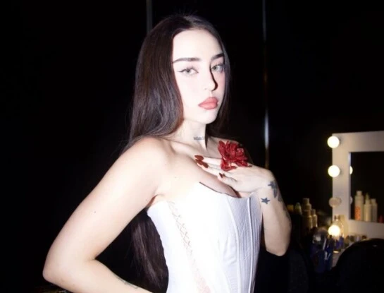 Corset, capa y plataformas: el look total white de Nicki Nicole en el show de Tan Biónica