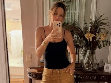 Marcela Kloosterboer apostó por el jean wide leg dorado con brillos y marcó tendencia