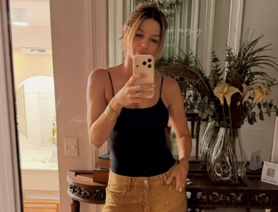 Marcela Kloosterboer apostó por el jean wide leg dorado con brillos y marcó tendencia