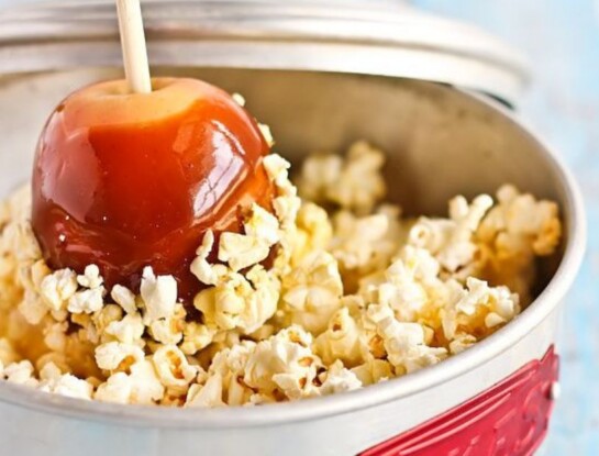 Receta de manzanas caramelizadas con pochoclos: fácil, crocante y viral